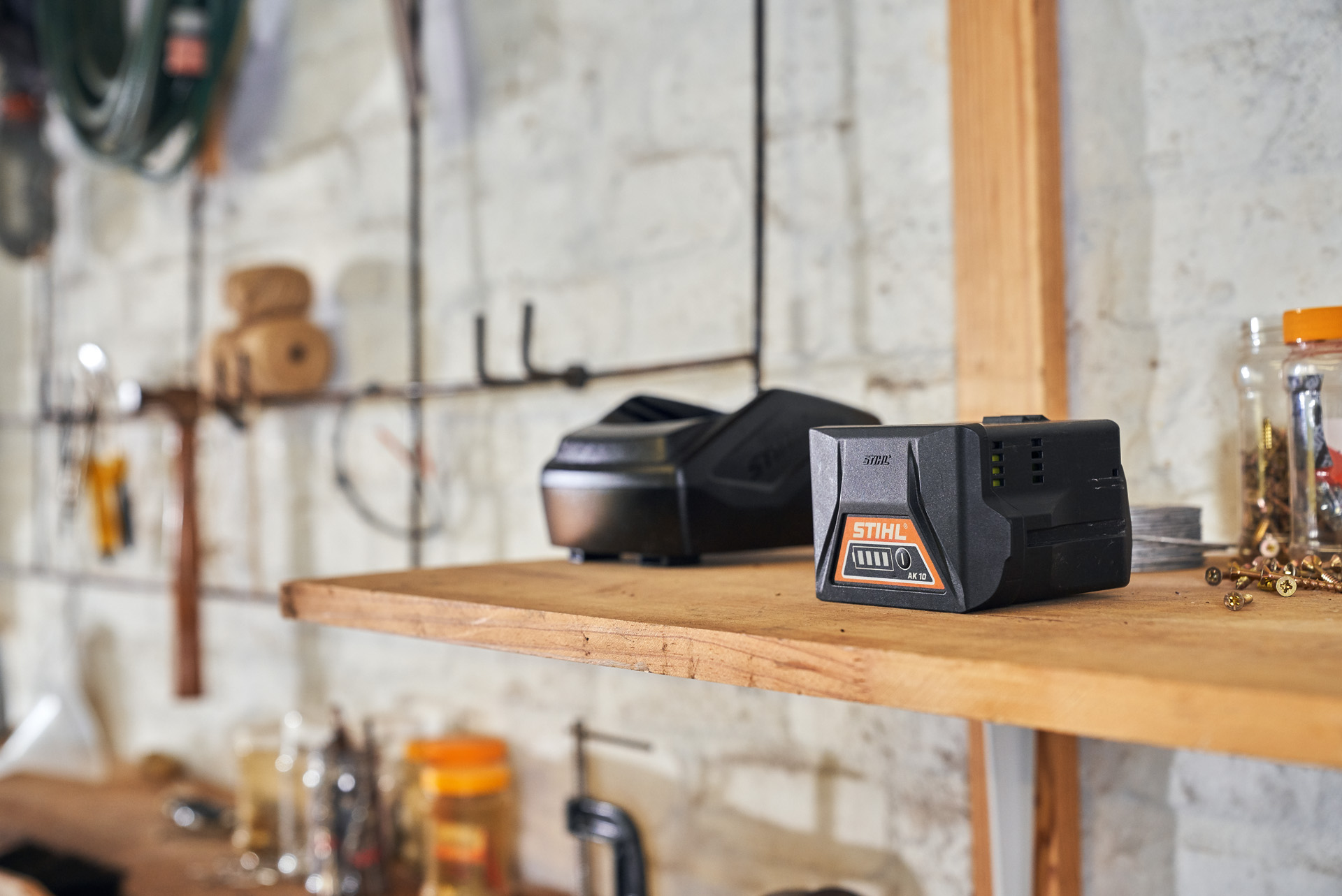 Deux batteries dotées de la technologie STIHL posées sur une étagère dans un atelier